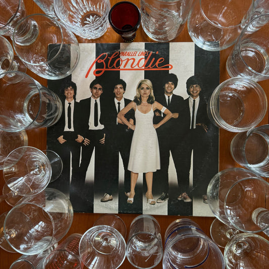 S06E06 - "Heart of Glass" by Blondie